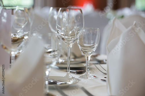 festlich gedeckter Tisch bei einer Hochzeitsfeier