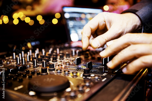 Mischpult eines DJ, DJ-Pult photo