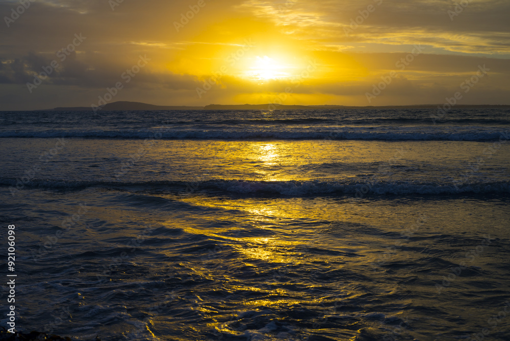 Obraz premium beautiful calming sunset rays from beal beach