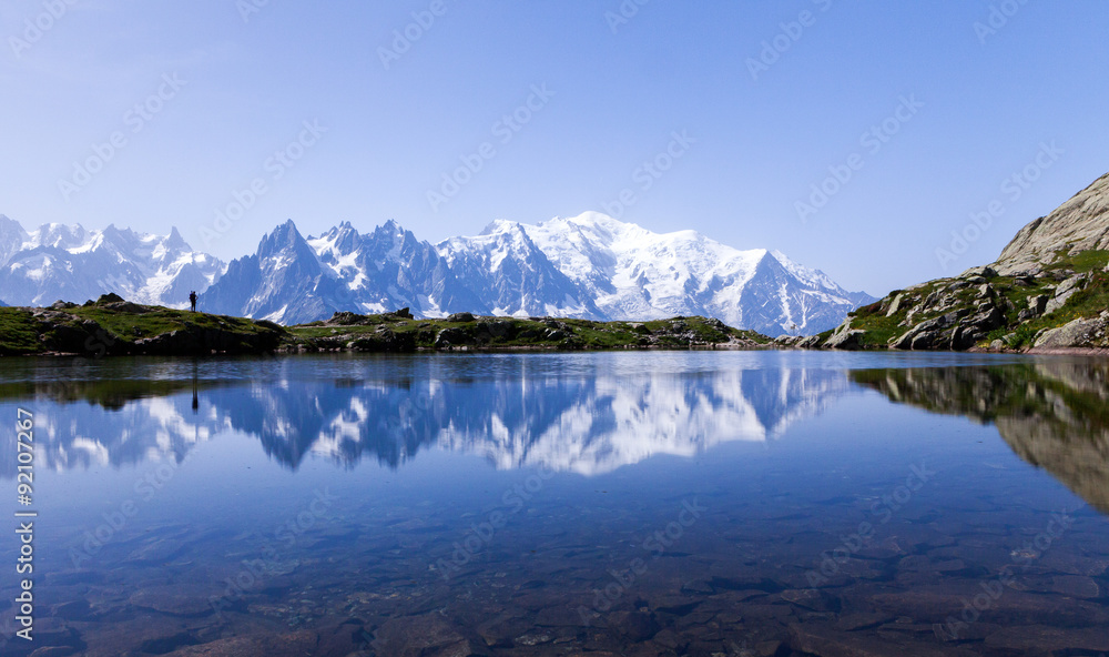 Lac de montagne, reflétant le Mont-Blanc 