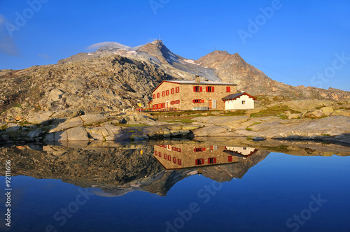 Die Berghütte auf der Fuorcla Surlej im Morgenlicht