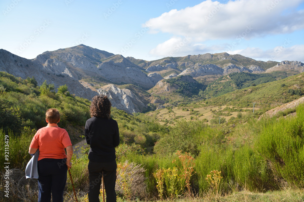 mujeres disfrutando del paisaje de los Picos de Europa