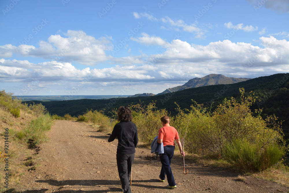 Caminando por un camino de montaña Caminando por un camino de montaña