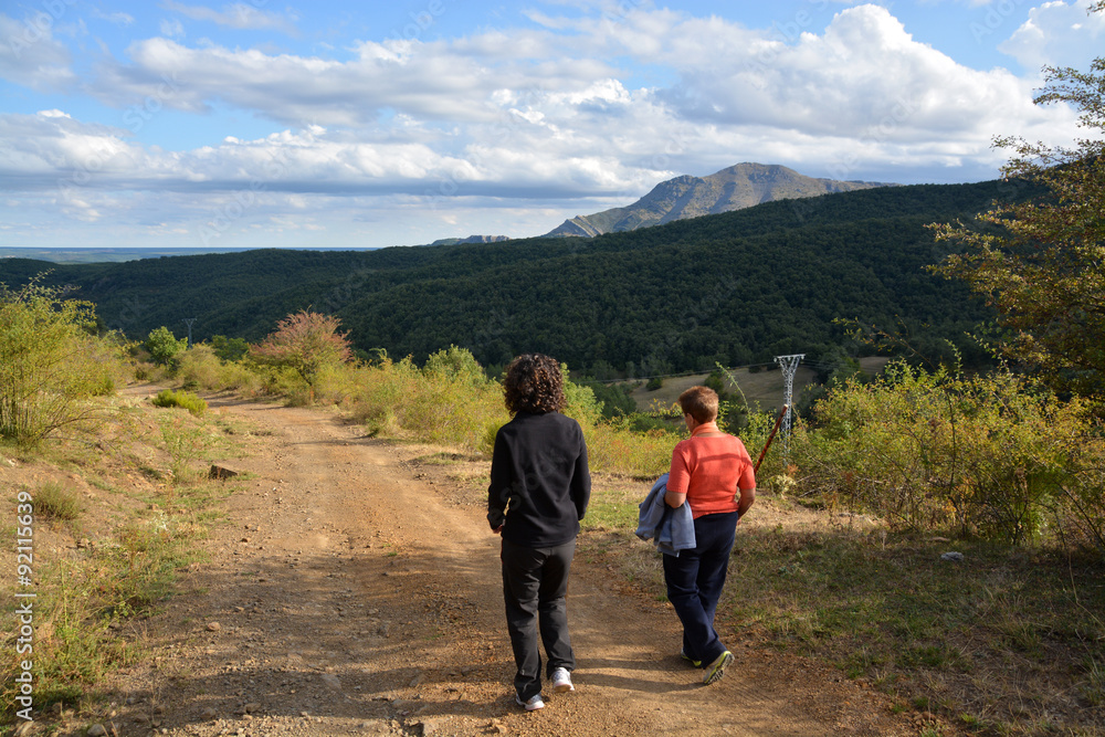 mujeres caminando por un camino de montaña mujeres caminando por un camino de montaña