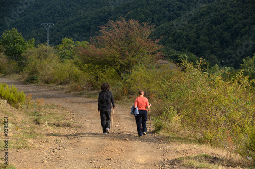mujeres paseando por un camino de montaña © uzkiland