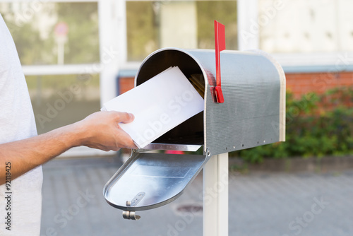 Canvastavla Person Putting Letters In Mailbox
