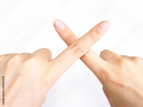 バツをつける女性の手