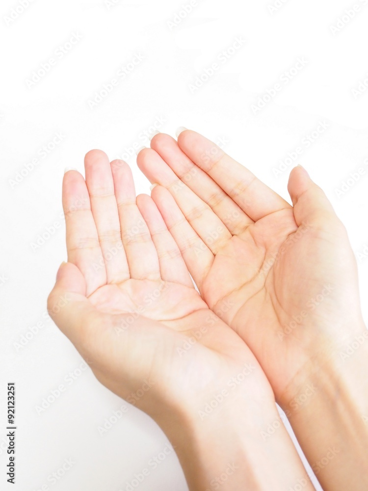 受け取る女性の手