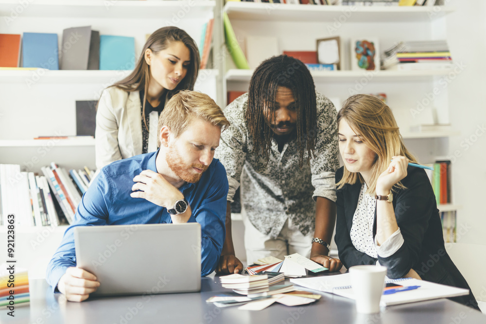 Obraz premium Brainstorming event between colleagues at work