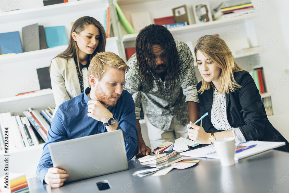 Obraz premium Brainstorming colleagues in office