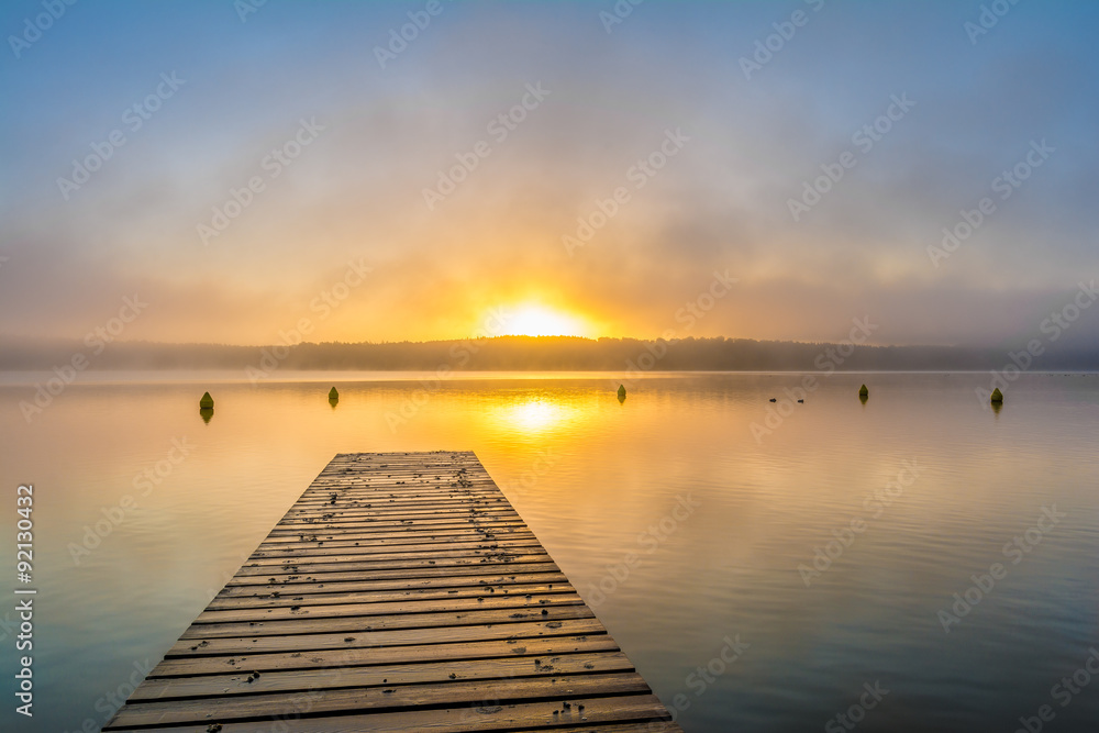 Fototapeta premium Herbstlicher Sonnenaufgang am Schwarzer See, Mecklenburgische Seenplatte