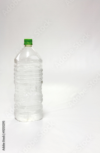 水の入ったペットボトル