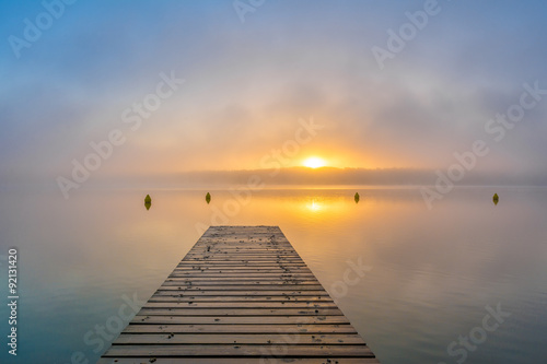 Fototapeta Naklejka Na Ścianę i Meble -  Herbstlicher Sonnenaufgang am Schwarzer See, Mecklenburgische Seenplatte