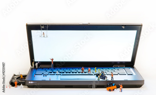 Fotografi Team of Miniature workers repairing Laptop.