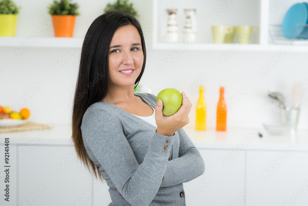 Mädchen in der Küche mit Apfel Mädchen in der Küche mit Apfel