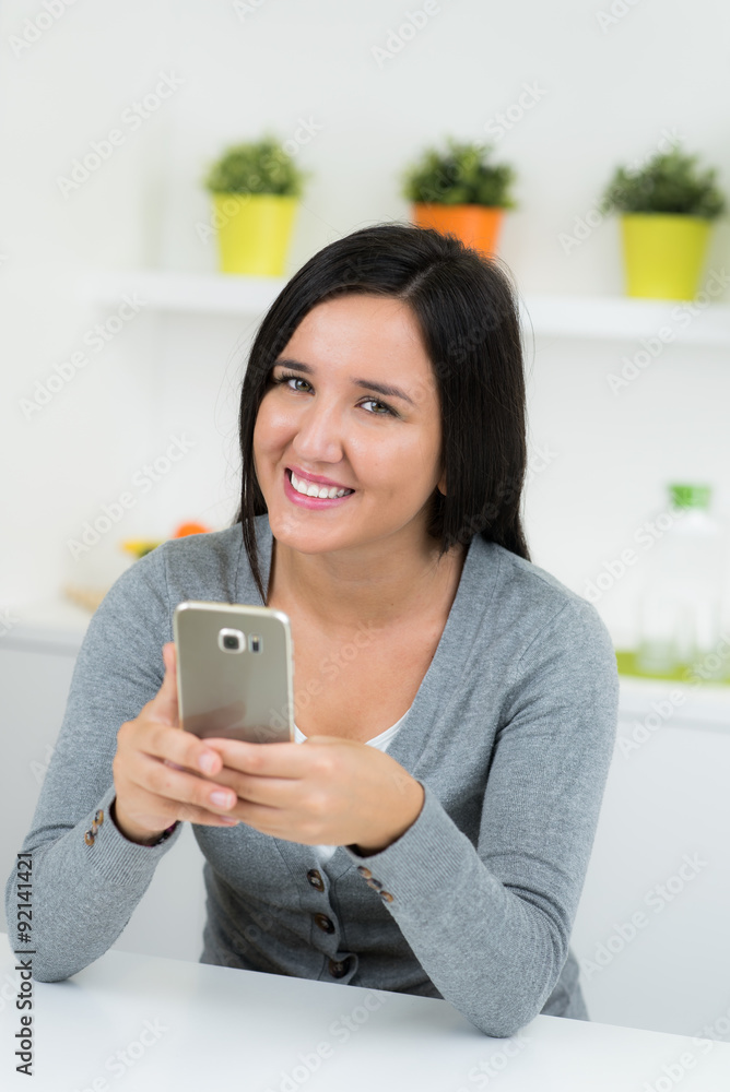 hübsche junge studentin mit dem mobiltelefon hübsche junge studentin mit dem mobiltelefon