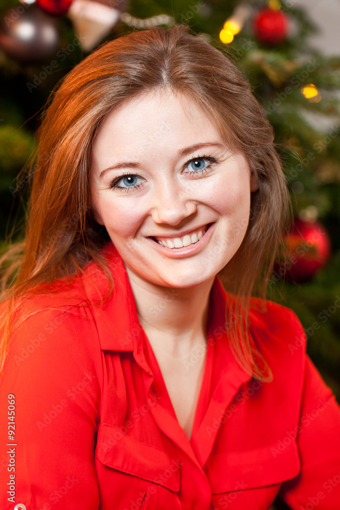 Fototapeta premium Frau mit Weihnachtsgeschenken 
