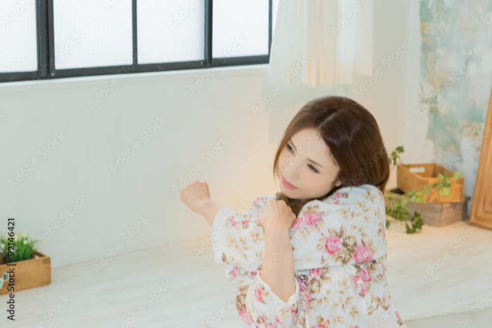 ストレッチをするパジャマ姿の女性
ストレッチをするパジャマ姿の女性