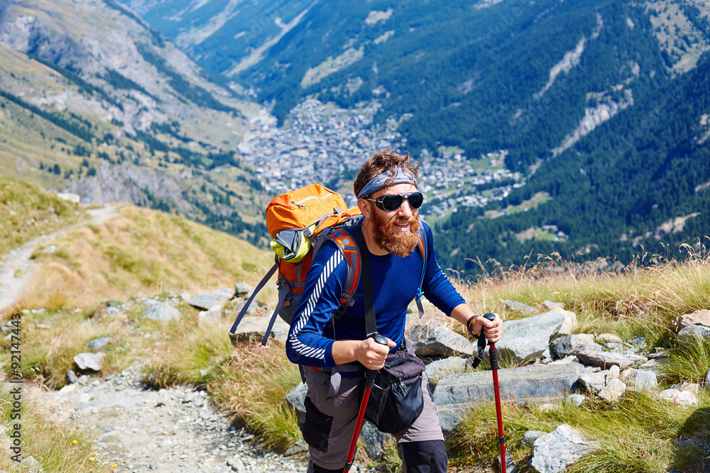 hiker at the top of a pass - obrazy, fototapety, plakaty 