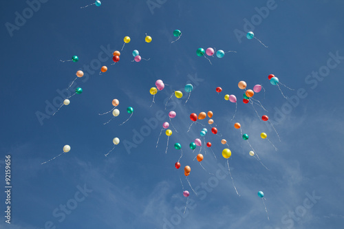 Bunte Luftballons vor blauem Himmel