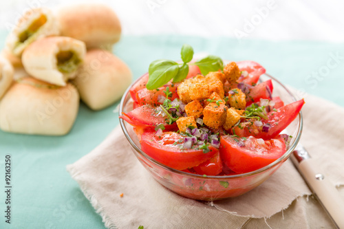 Tomatensalat mit Kräutern und Croutons