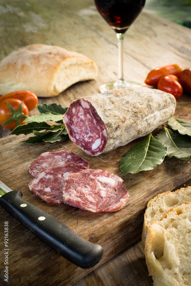 Salsiccia secca di suino, cucina italiana Salsiccia secca di suino, cucina italiana