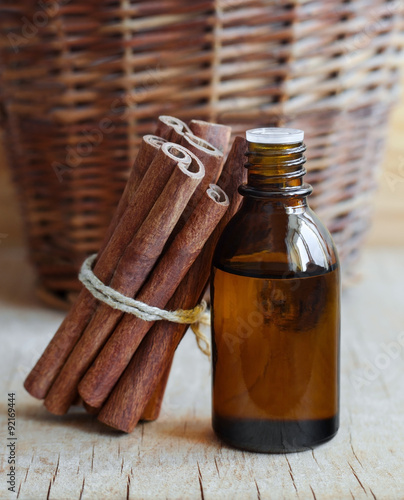 Bild auf Leinwand Essential cinnamon oil