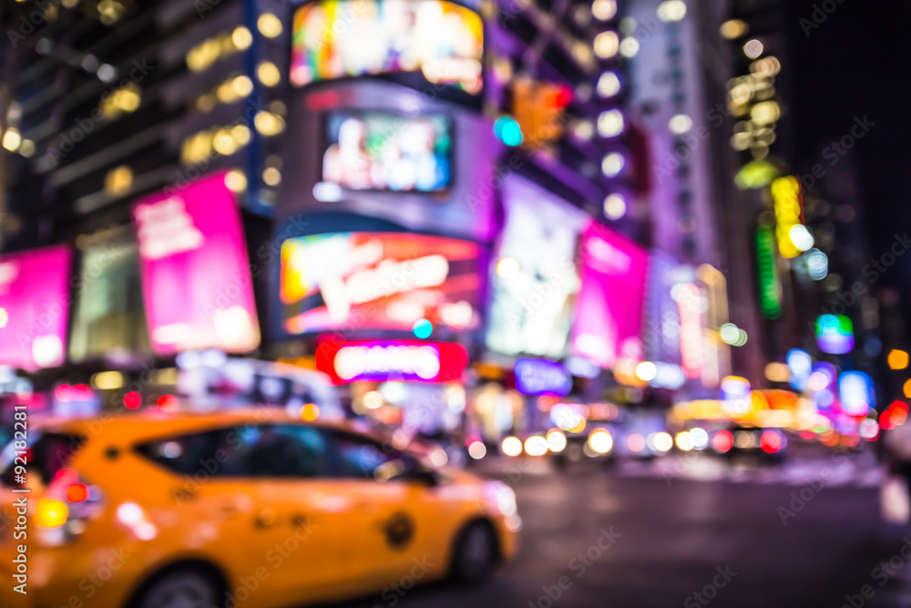 Naklejka premium Niewyraźne rozmycie Times Square w Nowym Jorku ze światłami w nocy i taksówką
