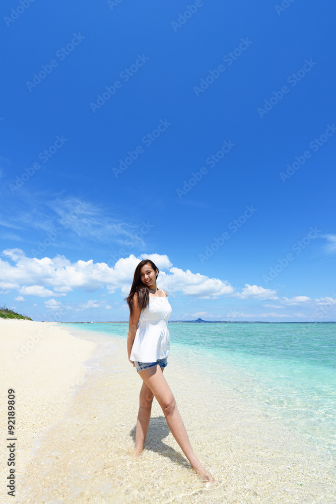 沖縄の美しい海でくつろぐ女性