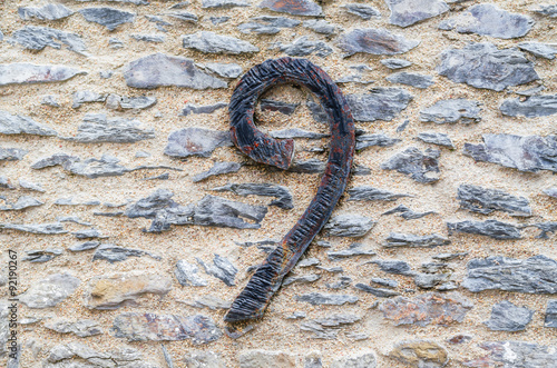 Steinmauer mit Schmiedeeisenzahl photo