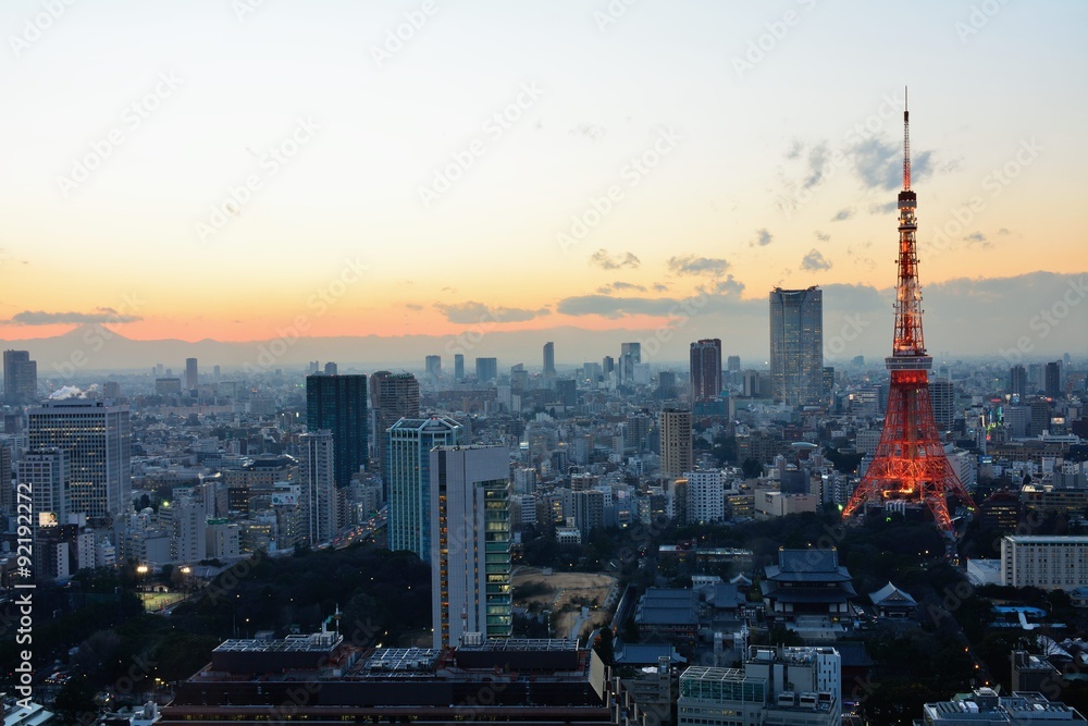 Fototapeta premium Wieczorne i nocne widoki Tokyo Tower i Fudżi