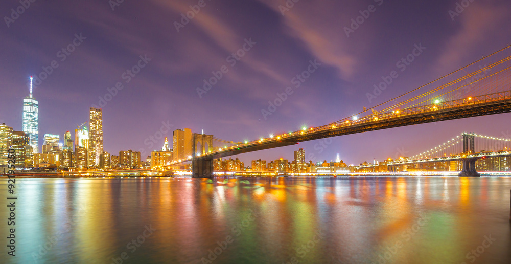 Fototapeta premium Długi ujawnienie Brooklyn most i śródmieście Manhattan linia horyzontu przy nocą