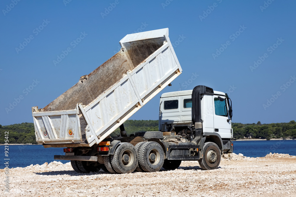 Tipper truck