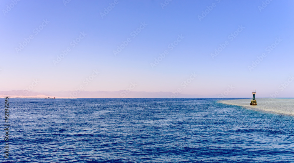 Obraz premium Marker at the edge of a mid ocean sand bank