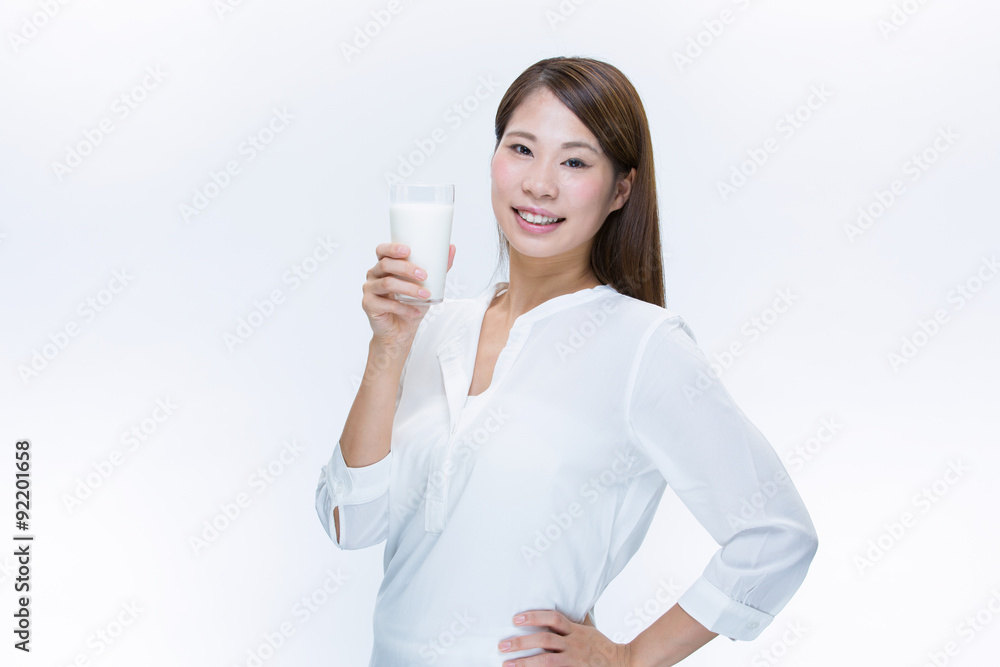 牛乳を持つ女性