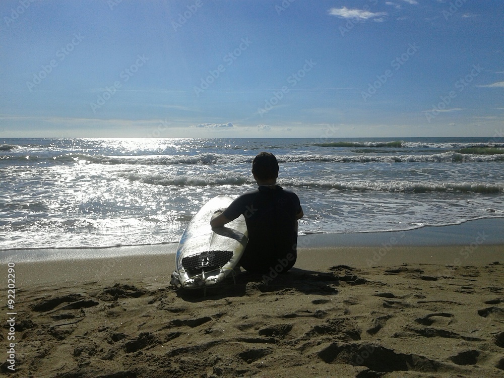 Fototapeta premium Surfista guarda l'orizzonte