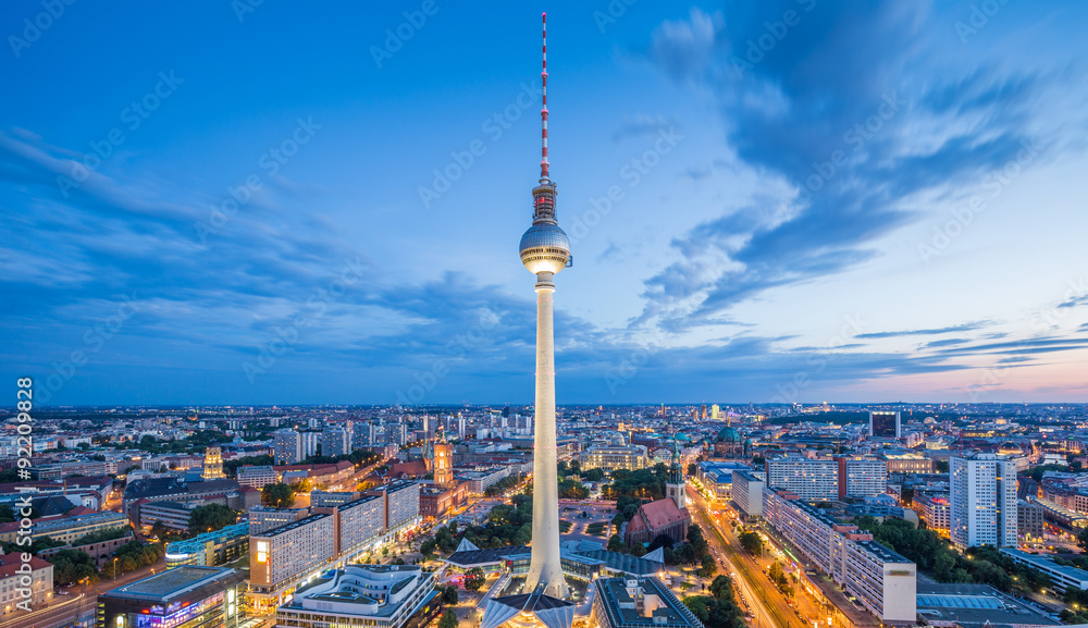 Obraz premium Panoramę Berlina z wieżą telewizyjną na Alexanderplatz w nocy, Niemcy