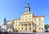 Nowy Ratusz w Lublinie przy Krakowskim Przedmieściu, wybudowany w latach 1827-1828 w stylu klasycystycznym. Obok ratusza z lewej widoczny Kościół Św. Ducha