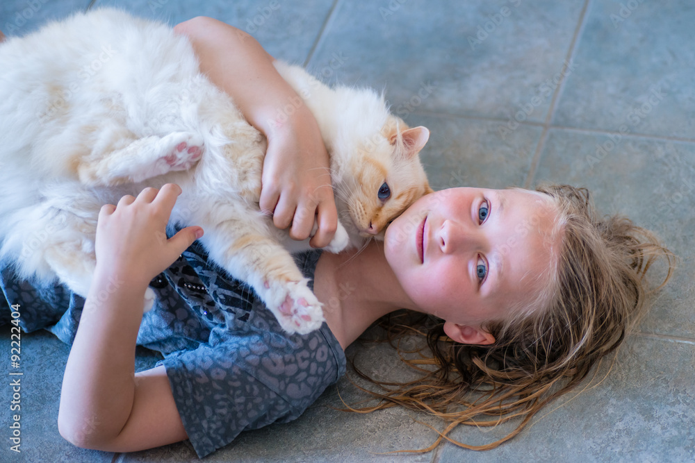Mädchen mit Katze StockFoto Adobe Stock