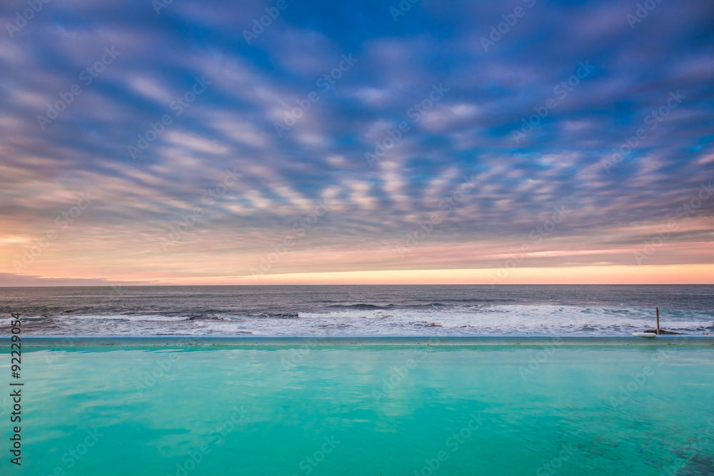 Obraz premium Hot thermal pool by the sea Arctic in Iceland at sunset