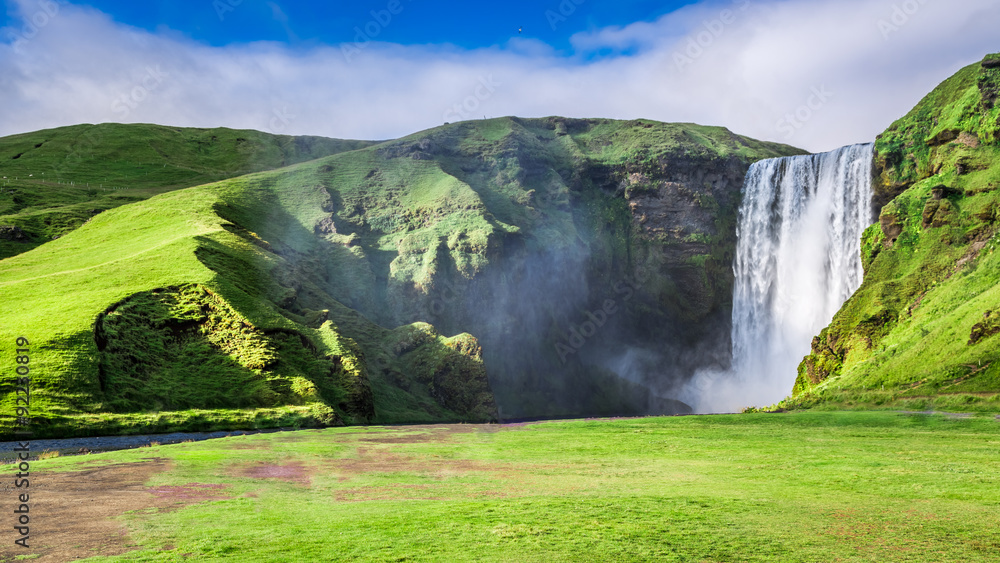 Obraz premium Spektakularny wodospad Skogafoss w Islandii