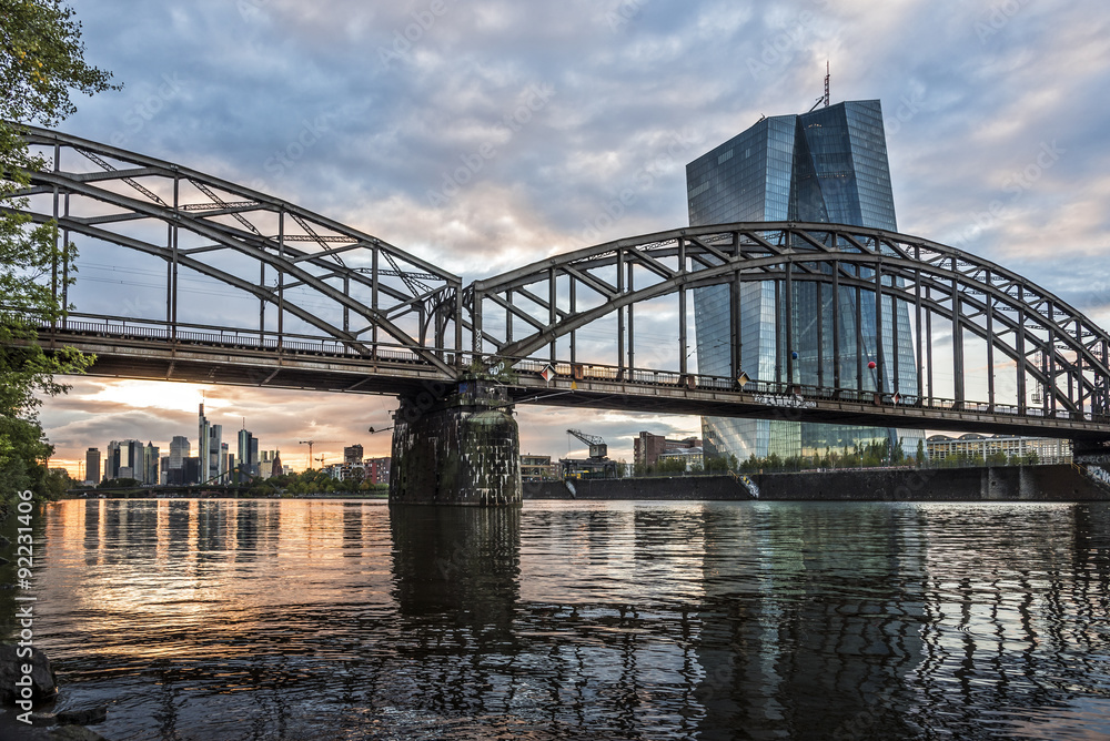 Naklejka premium Skyline von Frankfurt mit Deutschherrnbrücke und EZB