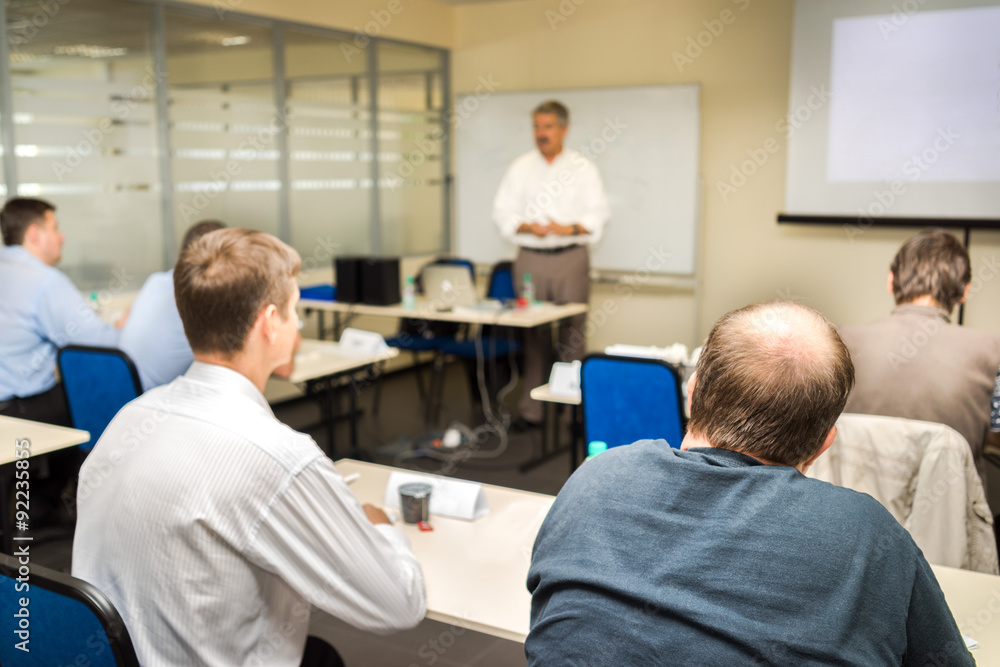 Obraz premium The audience listens to the acting in a computer classroom