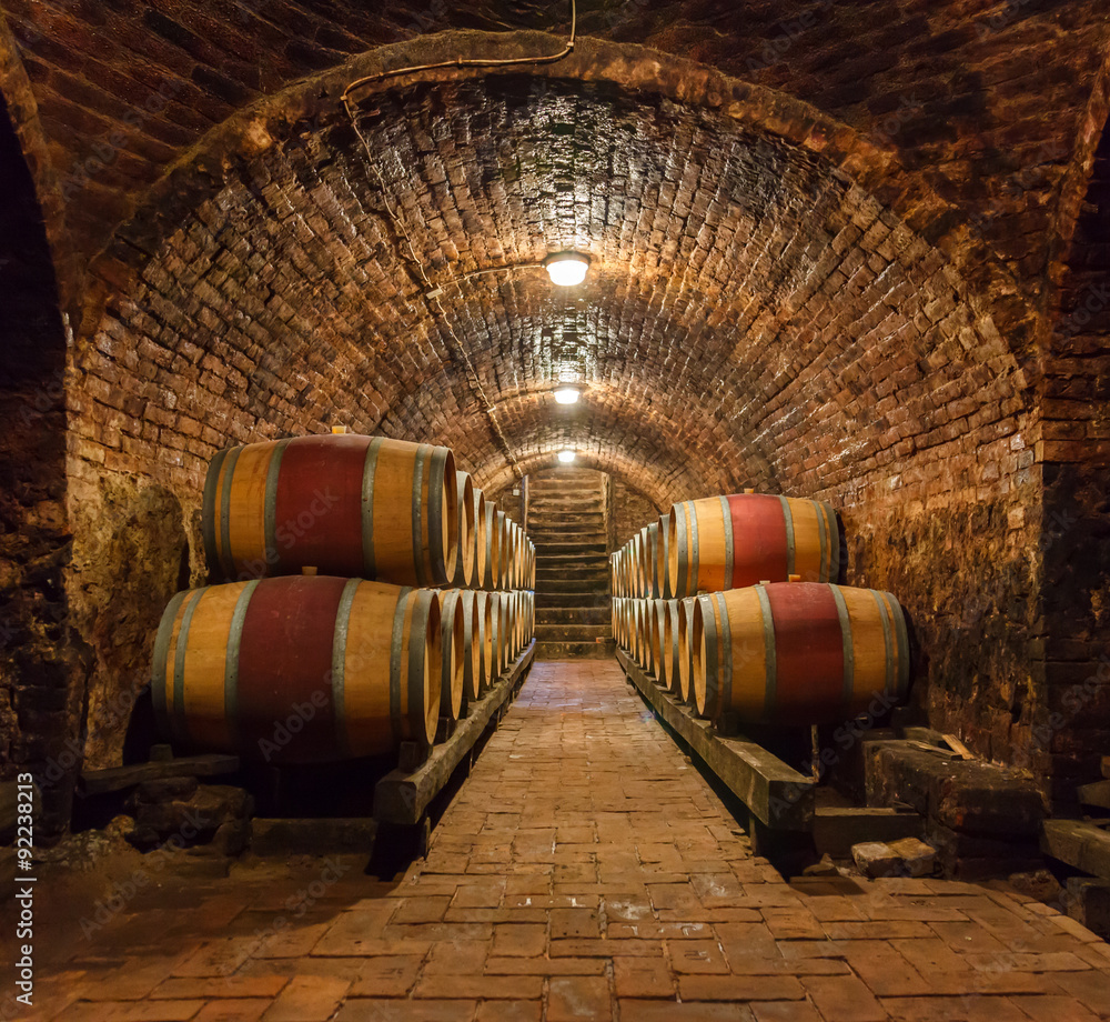 Fototapeta Beczki dębowe w podziemnej piwnicy z winem