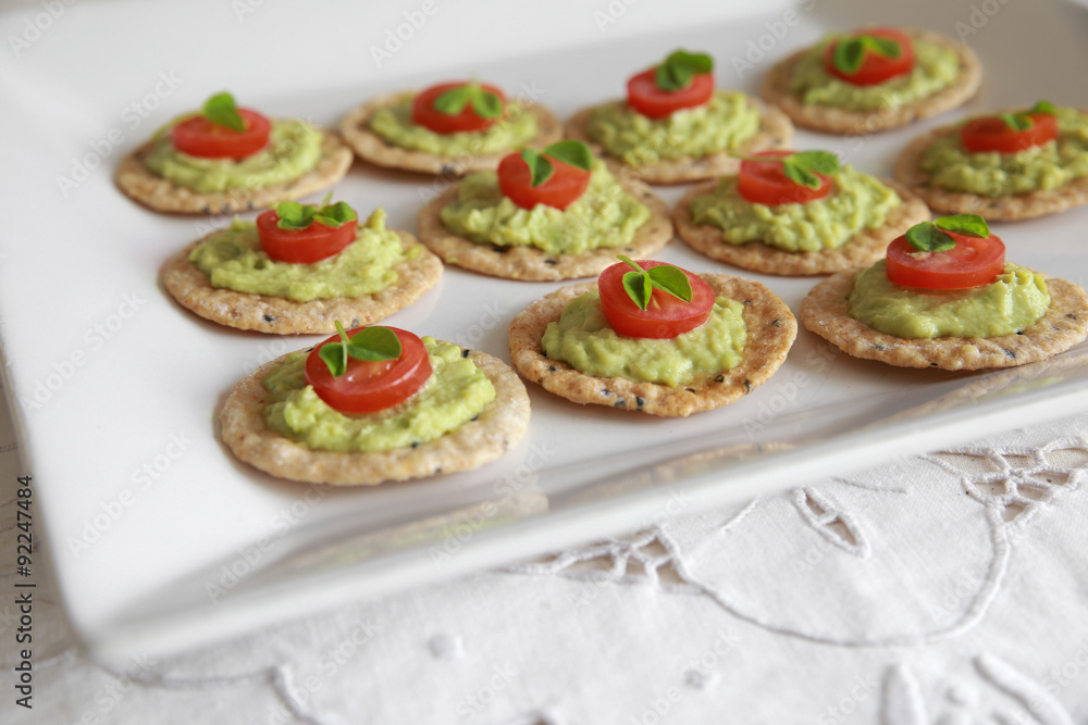 Green avocado and tomato crackers Green avocado and tomato crackers