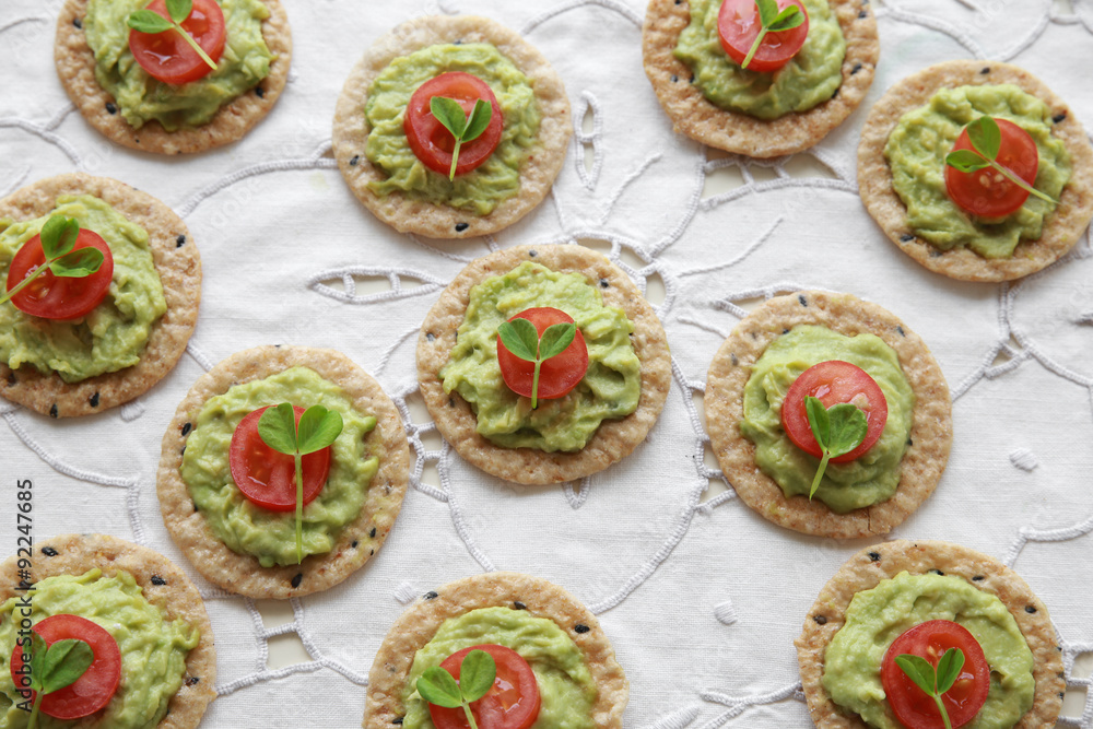 Green avocado and tomato crackers Green avocado and tomato crackers