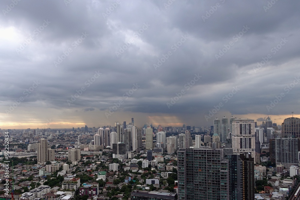 ゲリラ豪雨中のタイ・バンコクの高層ビル群　
