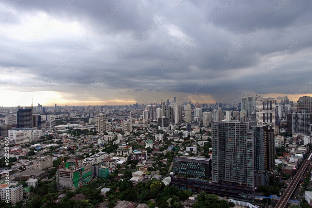 ゲリラ豪雨中のタイ・バンコクの高層ビル群　