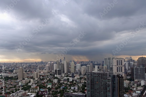 ゲリラ豪雨中のタイ・バンコクの高層ビル群 