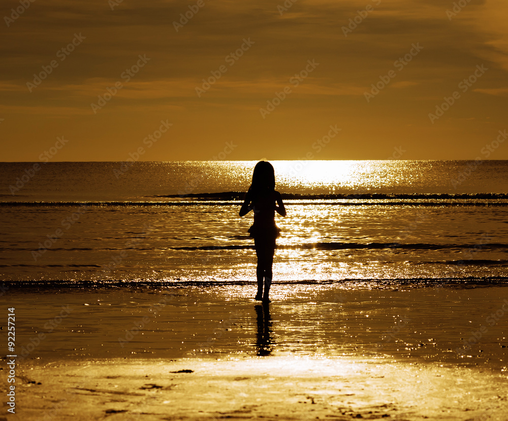 Fototapeta premium Silhouette style little girl on the beach
